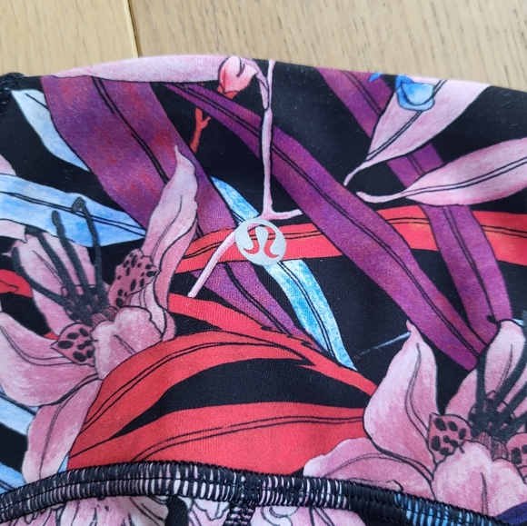 Lululemon flower yoga pants size 4 - Picture 3 of 4